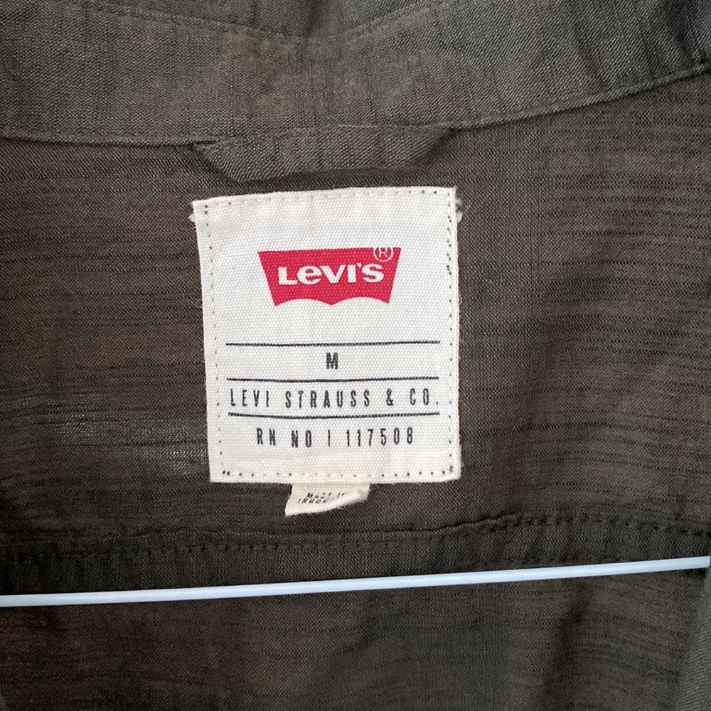 Levi’s button down - Picture 3 of 3